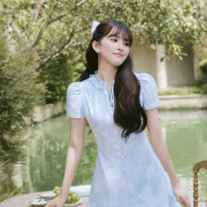 Đầm Xuân Hè cổ bèo xẻ V, chân bèo 2 tầng