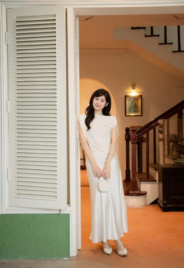 Chân váy lụa dáng đuôi cá nhẹ