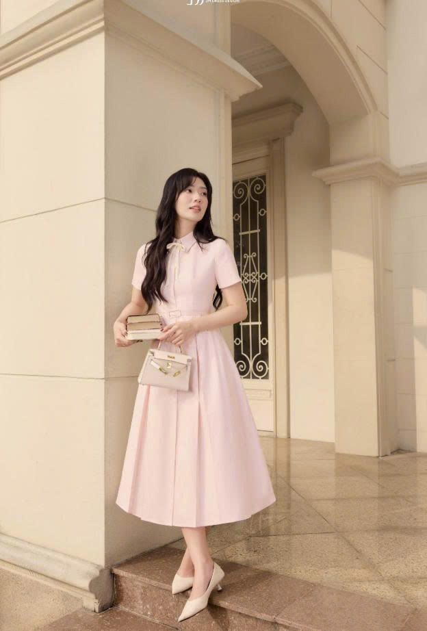 Đầm cổ đức xếp ly dài